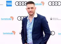 Louis, fiul cel mare al lui Tom Hardy, și-a făcut debutul pe covorul roșu. Adolescentul ar putea defila oricând pe podium