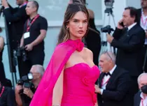 Cele mai strălucitoare ținute de pe covorul roșu de la Festivalul de Film de la Veneția 2022