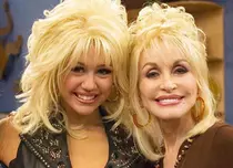 Dolly Parton, imagini de senzație alături de Miley Cyrus. Ce mesaj a transmis de ziua finei sale