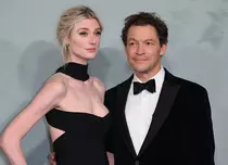 „The Crown”, sezonul 5. Elizabeth Debicki, interpreta Prințesei Diana, apariție senzațională la premiera londoneză a serialului Netflix