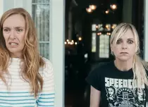 Filme la cinema: „Moștenire cu scandal”. O comedie spumoasă cu Toni Collette și Anna Faris