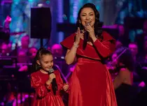 Andra și fiica ei, Eva Măruță, moment special pe scenă. Au cântat împreună, îmbrăcate în rochii superbe