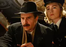 „Uite-i cum fug”, o poveste în stil Agatha Christie e disponibilă pe Disney Plus. Distribuție, povestea filmului, trailer