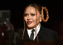 Cum a fost surprinsă Madonna de paparazzi, la miezul nopții, cu doar trei zile înainte de a începe turneul „Celebration”