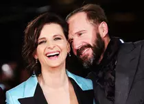 Ralph Fiennes și Juliette Binoche joacă din nou împreună, la 27 de ani de la „Pacientul englez”