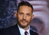 Fără filtre și fără mușchi sculptați: Tom Hardy, surprins la bustul gol pe plajă alături de soția sa. Imaginile care i-au uimit pe fani