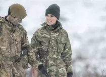 Kate Middleton, fermecătoare chiar și într-o ținută camuflaj. Prințesa de Walles a vizitat o unitate militară din Țara Galilor