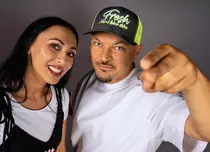 Reacția lui Puya când o tânără a urcat pe scenă să danseze cu el, în timpul unui concert. Momentul a devenit viral