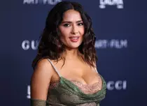 Salma Hayek, ședință foto la plajă. Actrița de 57 de ani s-a fotografiat în costum de baie