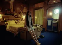 Emma Stone joacă în „Poor Things” un soi de Frankenstein feminin