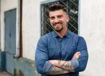 Silviu Mircescu jonglează cu muzica, teatrul și actoria și nu are timp de pierdut. Ce spune despre finalul „Clanul”: „Închei sezonul 4 cu regret”. EXCLUSIV
