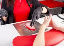 Avantajele unui sprijin pentru încheietura mâinii pe o masă de manichiură cu aspirator praf de unghii