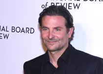 Bradley Cooper revine în rolul de regizor. Ce spun criticii despre comedia dramatică „Is  This  Thing  On?”