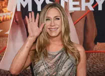 Jennifer Aniston și-a etalat abdomenul tonifiat, la 56 de ani, dar prietenii sunt îngrijorați: „Se forțează prea mult pentru a-l impresiona pe Jim”