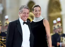 Hugh Grant și soția, printre celebritățile prezente la dineul de la Versailles, în onoarea regelui Charles. Detaliile surprinse în imagini