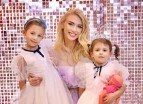 Andreea Bălan, prima piesă în care cântă alături de fiica ei. Ella a împlinit 7 ani