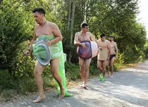 Imagini de la filmările „Bravo, tată!”. Liviu Vârciu, Răzvan Fodor, Cosmin Natanticu şi Ştefan Pavel, desculţi şi dezbrăcaţi, într-un sat