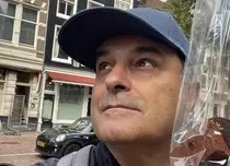 Lucian Mândruță, peripeții la Amsterdam, în vizită la fiul său student: "Să nu-mi dai cu ceva prostii în ea sau cu ciuperci"