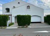 Cauți o investiție pe litoral? Viitorul proprietar al vilei din imagine poate câștiga și 13.900 euro/lună