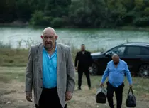 Cine este Valentin Teodosiu din serialul „Groapa”. Vocea PRO TV, încă de la începutul postului, bifează primul rol într-un serial la 70 de ani