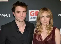 Robert Pattinson și Suki Waterhouse s-au logodit. Cei doi urmează să devină părinți