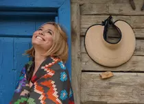 Andreea Esca, proprietară de pensiune la poalele Munților Făgăraș: Cât costă un sejur de două nopți în căsuțele vechi de 190 de ani