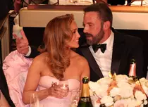 Cele mai frumoase cupluri de la Gala Globurilor de Aur. Ben Affleck și Jennifer Lopez s-au sorbit din priviri pe covorul roșu