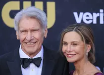 Harrison Ford și Calista Flockhart, surprinși într-un moment de tandrețe la metrou. Imagini de colecție cu cei doi îndrăgostiți