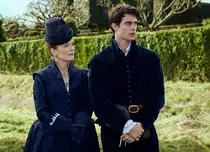 „Mary & George”, serial SkyShowtime. Insolita dramă istorică despre seducție și putere o are pe Julianne Moore în rol principal