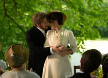 CRONICĂ. Filmul „Dragoste la foc mic”, cu Juliette Binoche și Benoît Magimel, rulează de azi în cinematografe