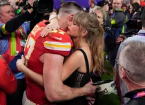 Taylor Swift a sărit în brațele iubitului ei, după victoria lui de la Super Bowl. Momente tandre între artistă și Travis Kelse, pe teren 