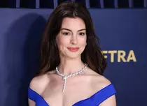 Anne Hathaway, în lacrimi la premiera filmului „The Idea of You”. Nicholas Galitzine a făcut furori pe scenă. VIDEO de la eveniment