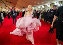 Cele mai neinspirate ținute de la gala Premiilor Oscar 2024. Ariana Grande a atras toate privirile