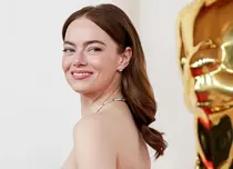 Imaginea cu Emma Stone la care nu se aștepta nimeni. În ce moment a surprins-o Charlize Theron la Premiile Oscar 2024