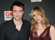 Suki Waterhouse și Robert Pattinson au devenit părinți. Primele imagini cu bebelușul cuplului