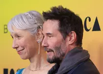Keanu Reeves, la brațul iubitei sale pe covorul roșu de la Gala MOCA. Cum a început povestea lor de dragoste