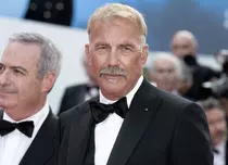 Kevin Costner, apariție demnă de podiumurile de modă, la Milano. Cum arată actorul astăzi, la 71 de ani