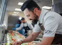 Chef Orlando Zaharia, juratul Chefi la Cuțite, a gătit pentru copiii internați la Spitalul Clinic de Copii Dr. Victor Gomoiu