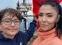 Andreea Mantea, în drumeție cu fiul său pe un traseu cu 519 trepte. „O perioadă o să vrea doar la mare!”