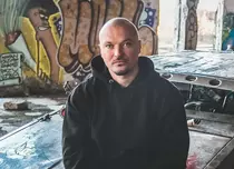 Imagini rare din curtea lui Puya! Artistul s-a relaxat de Paște în „paradisul” de lut de lângă București
