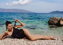 Corina Caragea, spectaculoasă în costum de baie, pe o plajă de vis. Unde își petrece vacanța vedeta Pro TV