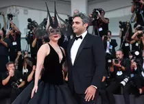 Doamna în negru! Lady Gaga, apariție spectaculoasă alături de logodnicul său la Festivalul de film de la Veneția