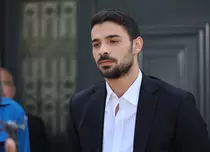 „Inimă rebelă”, episodul din 9 octombrie 2024. Yaman și-a amintit că a fost ținut în pivnița casei frumoasei Rüya