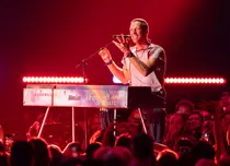 Chris Martin a căzut de pe scenă în timpul unui concert la Melbourne. Solistul trupei Coldplay a fost salvat de un angajat