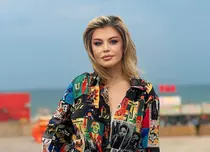Loredana Groza s-a dezbrăcat de haine și inhibiții. Pictorial în costum de baie, la malul mării. Cum au reacționat fanii