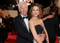 Richard Gere glumește că soția sa, Alejandra, „nu avea idee” cine era el când s-au întâlnit pentru prima dată: „Credea că sunt George Clooney”