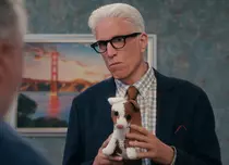 Ce știm despre serialul Un om în interior, de pe Netflix. Ted Danson, un pensionar simpatic care investighează un furt într-un azil de lux