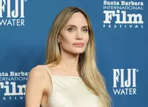 Angelina Jolie, spectaculoasă la Festivalul Internațional de Film de la Santa Barbara. A îmbrăcat o rochie cu spatele gol și a întors toate privirile