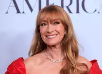 Jane Seymour a strălucit pe podiumul de la New York Fashion Week. Actrița, într-o rochie provocatoare la 74 de ani