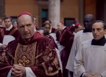 „Conclav” ajunge pe micile ecrane. Unde poate fi urmărit filmul cu Ralph Fiennes în rol principal
